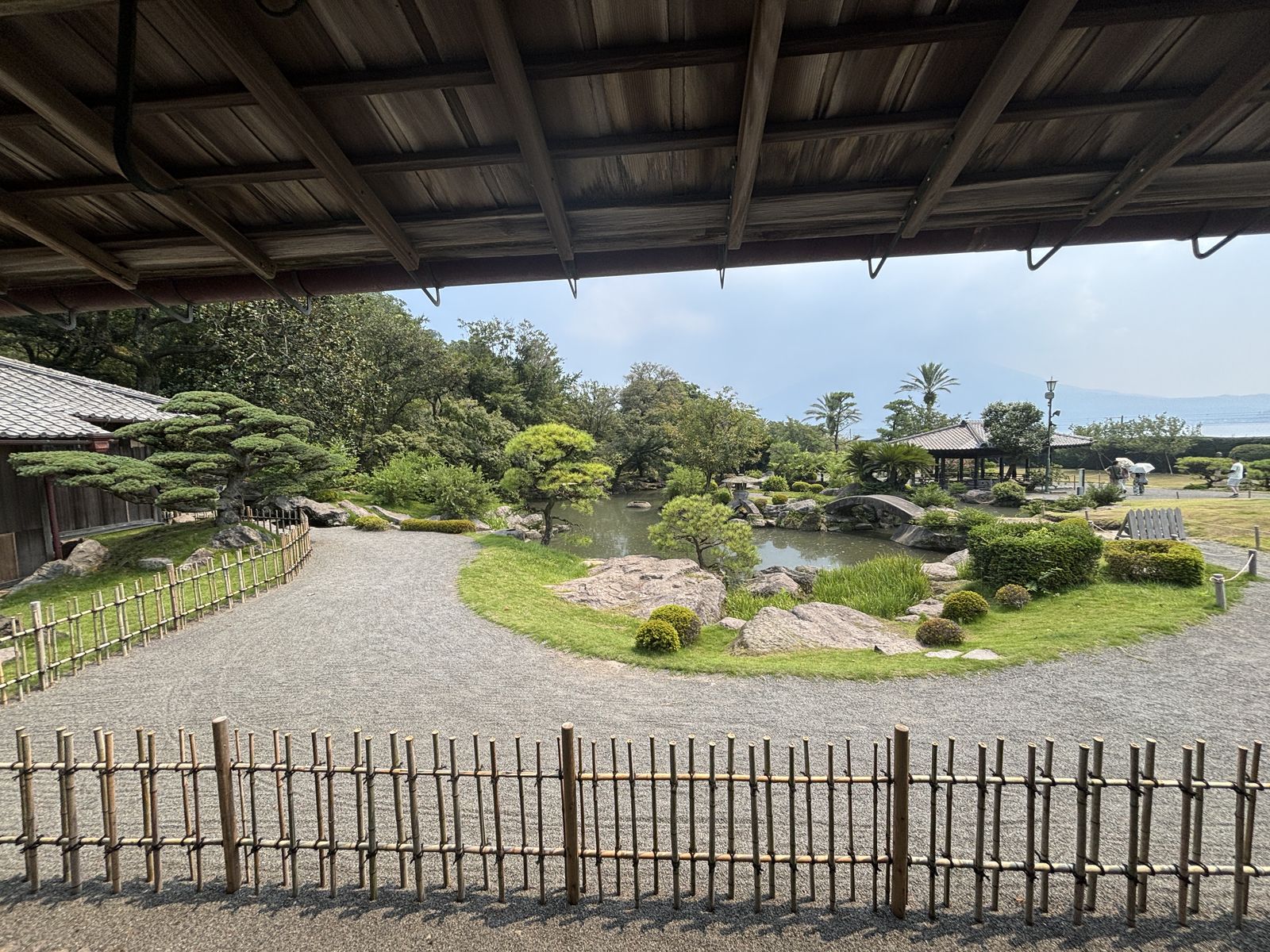從御殿室內眺望仙巖園庭園