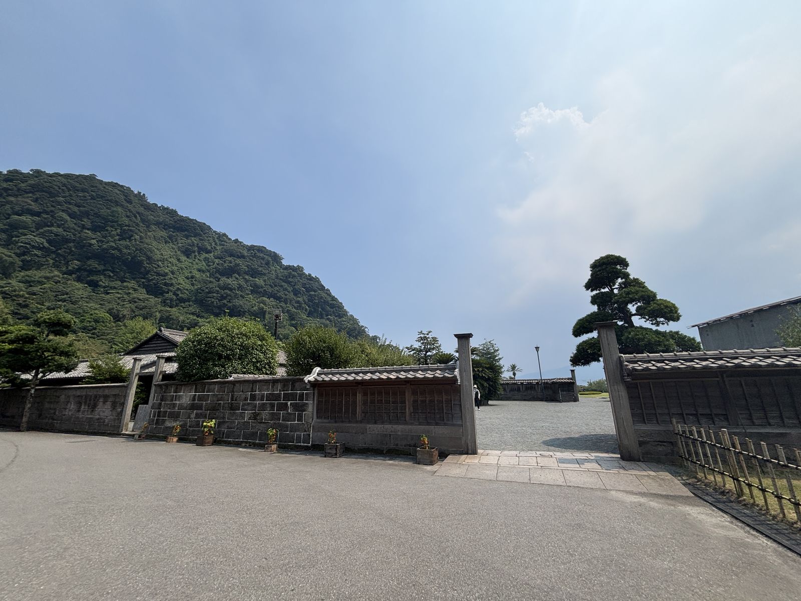 仙巖園御殿入口與石牆