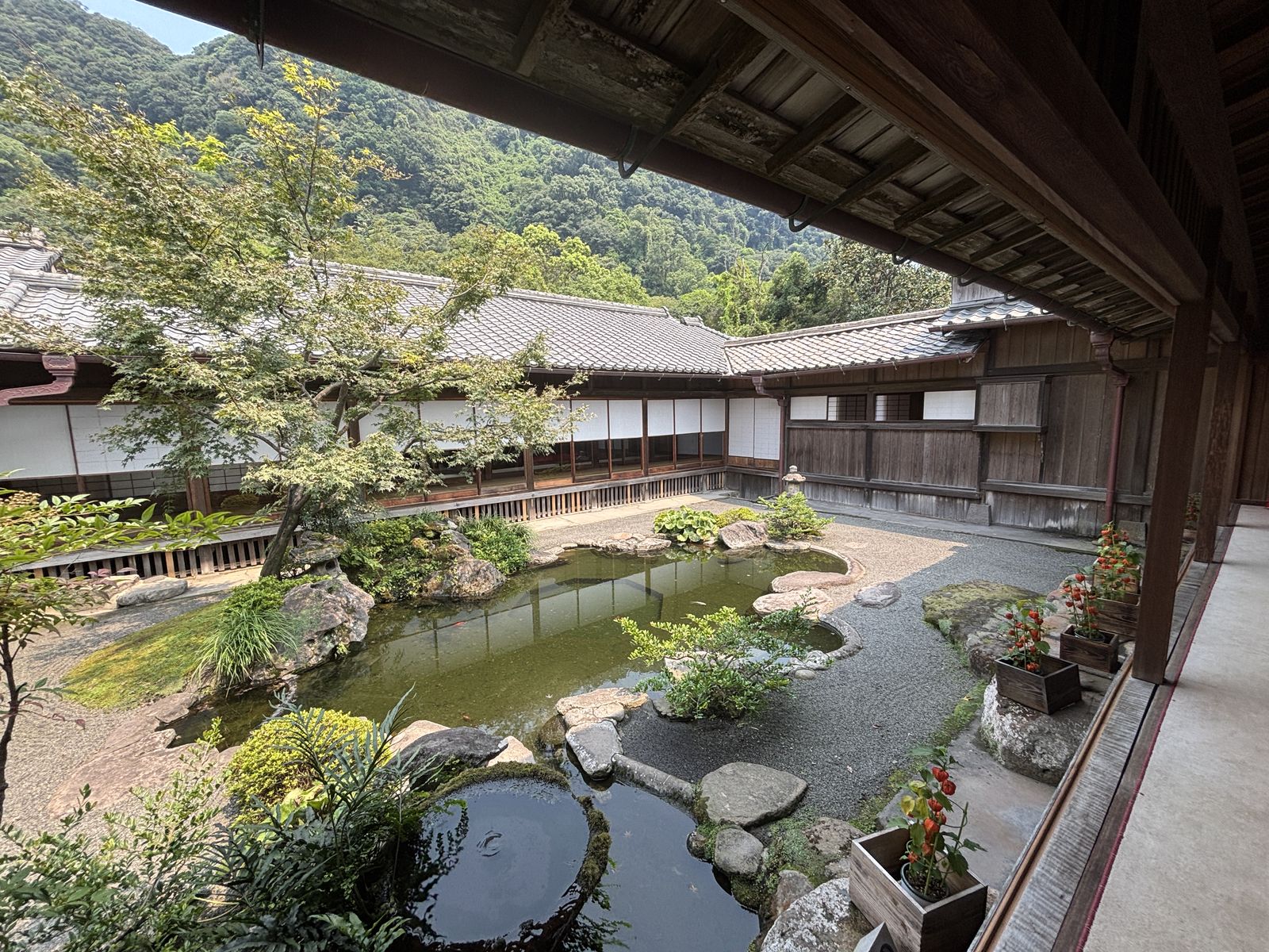 仙巖園御殿內庭的水池與石景