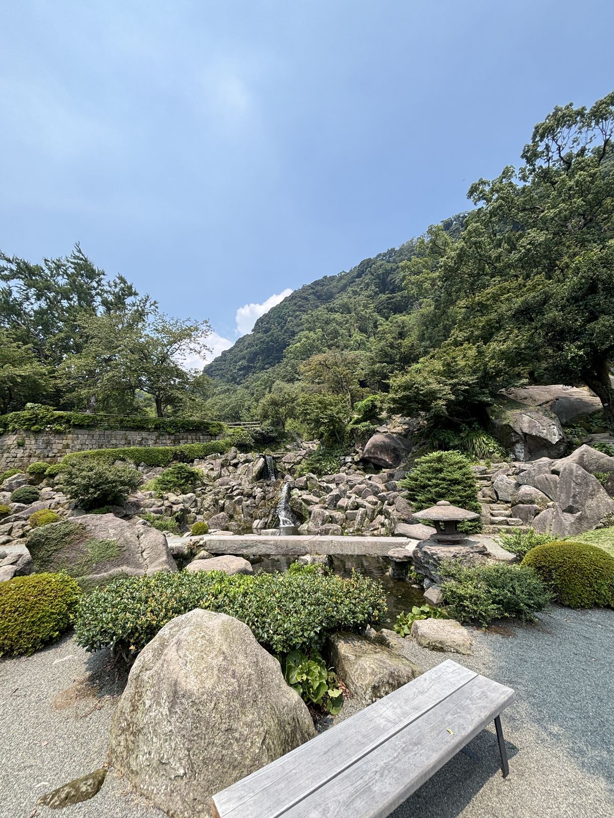 仙巖園以岩石與植栽構成的庭園景觀
