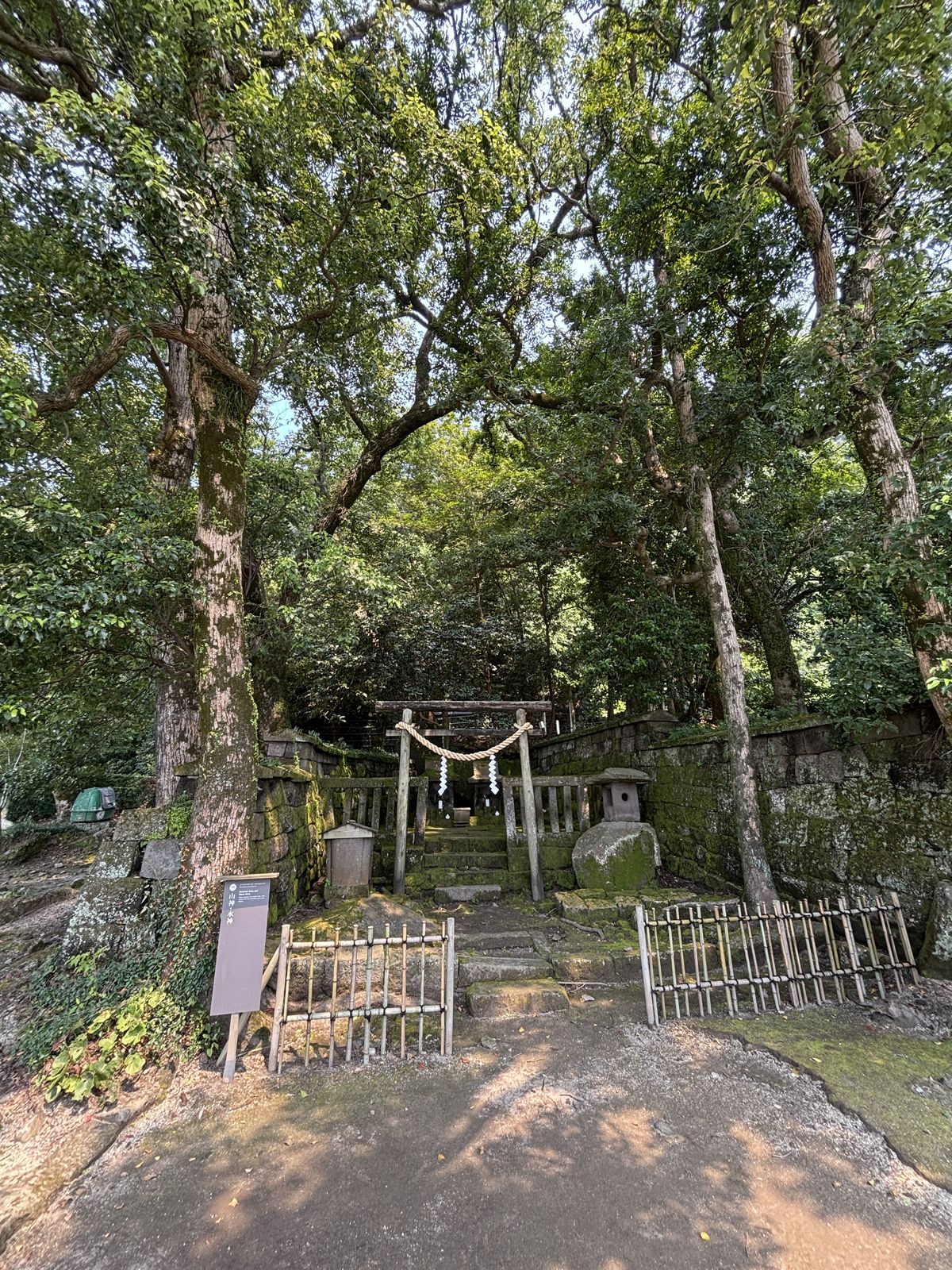 仙巖園綠蔭中的園內神社