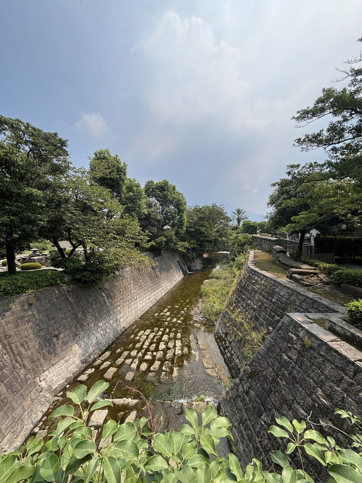 仙巖園庭園內的石砌水道與溪流