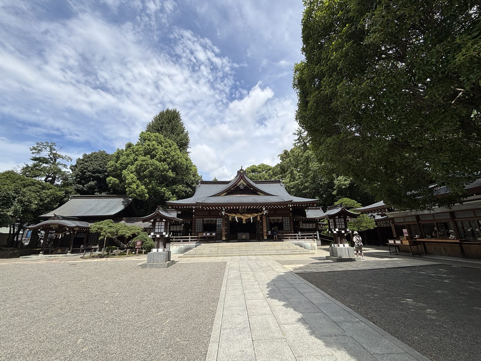 出水神社前石燈籠與參拜空間