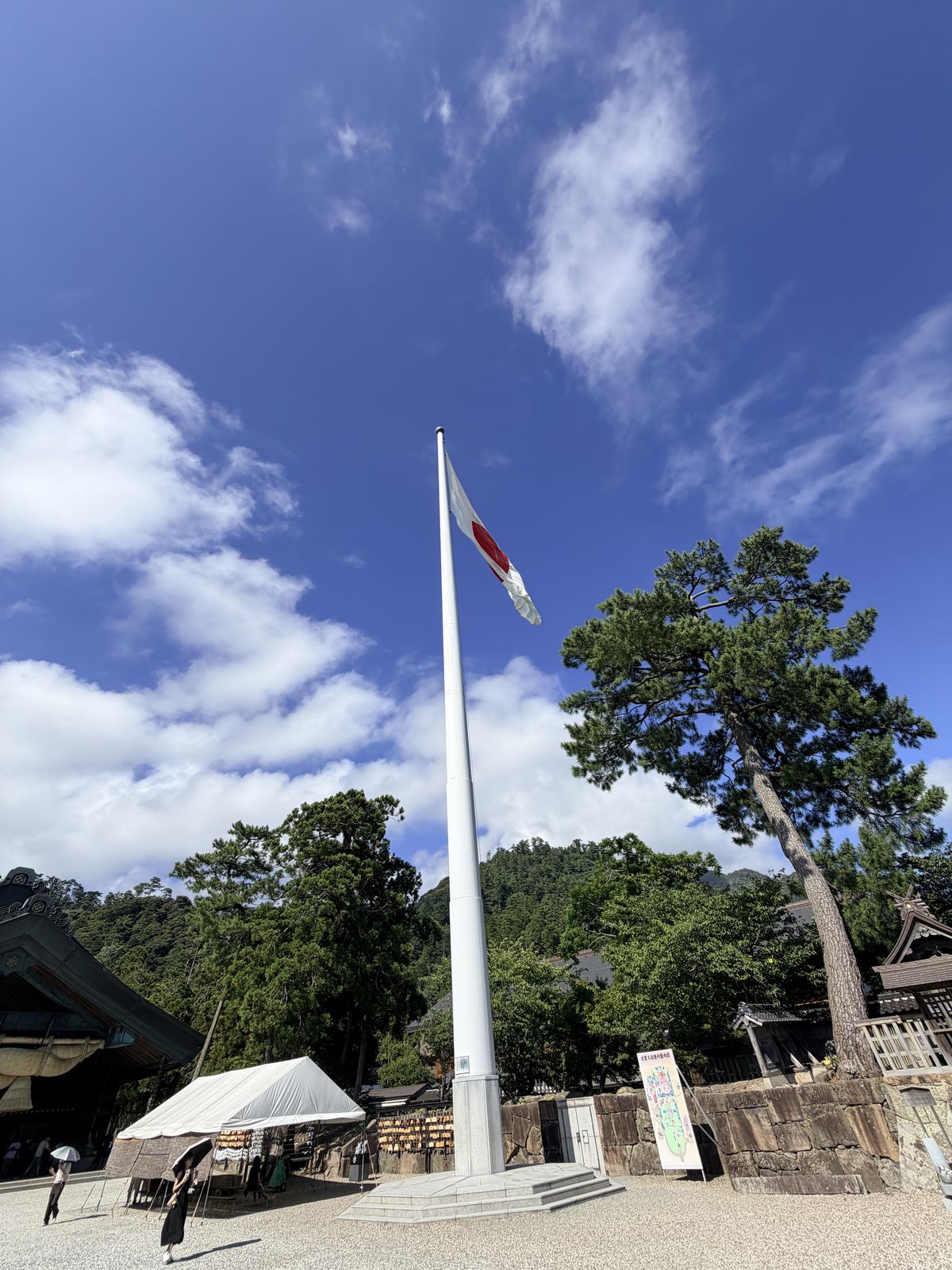 出雲大社境內高聳國旗杆與藍天