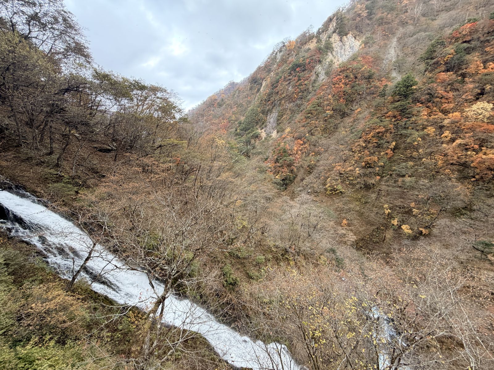 觀瀑台側邊秋色山坡與支流瀑布