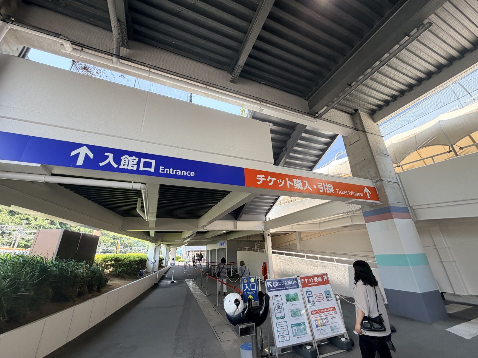 鳥羽水族館入口與售票處方向指標