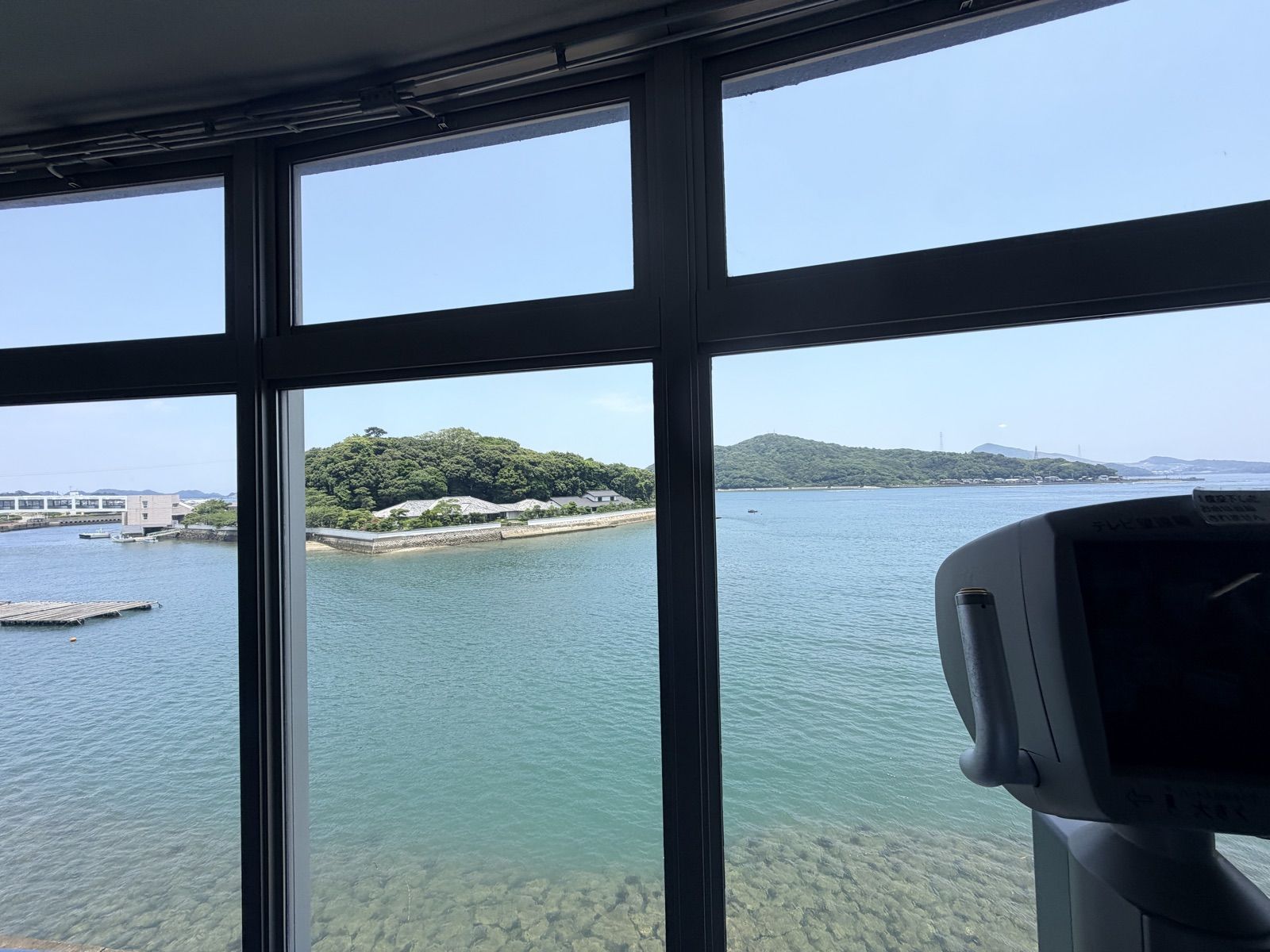 鳥羽水族館館內窗邊眺望鳥羽灣與離島