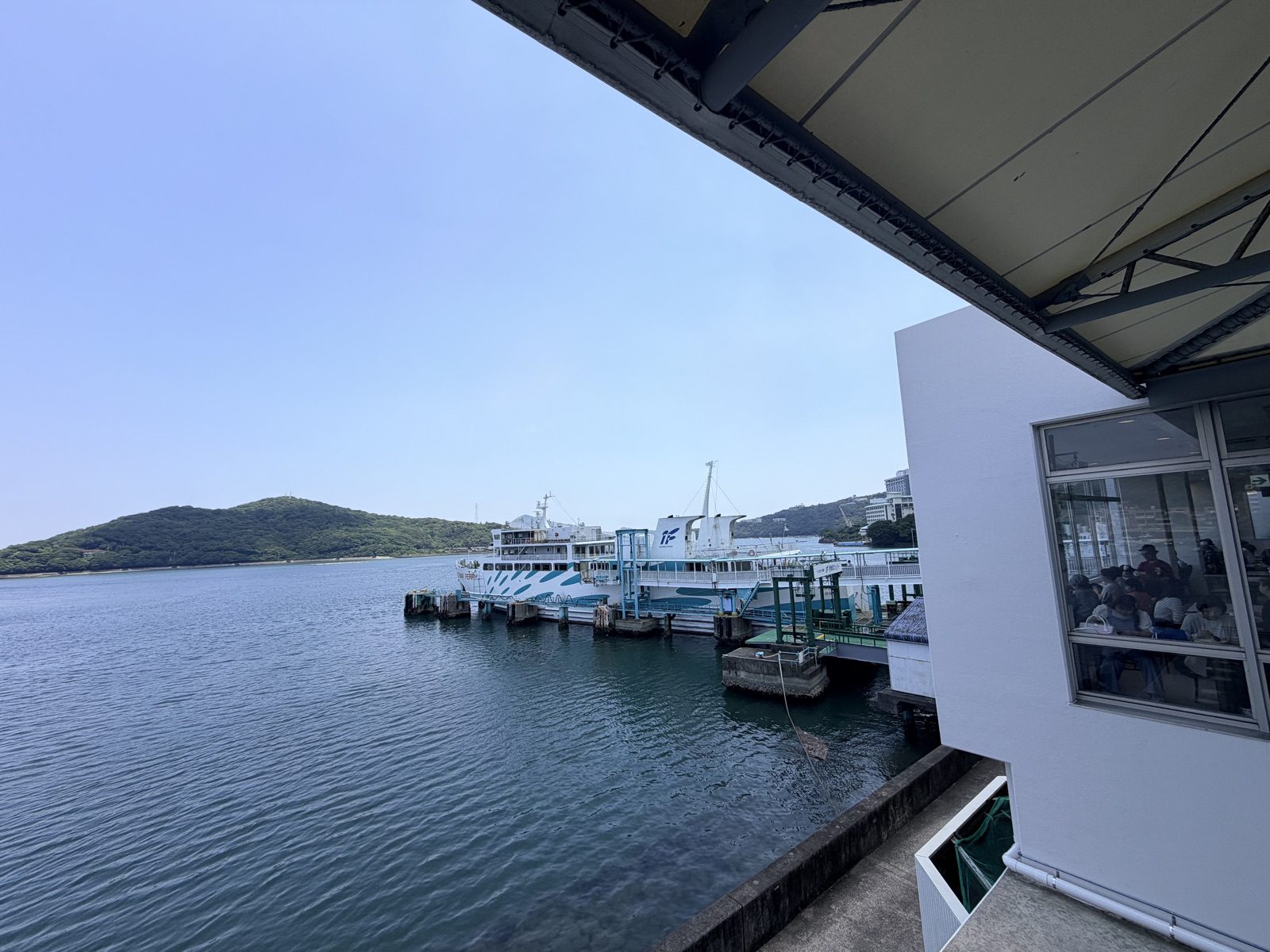 鳥羽水族館戶外通道眺望鳥羽灣與遊船碼頭