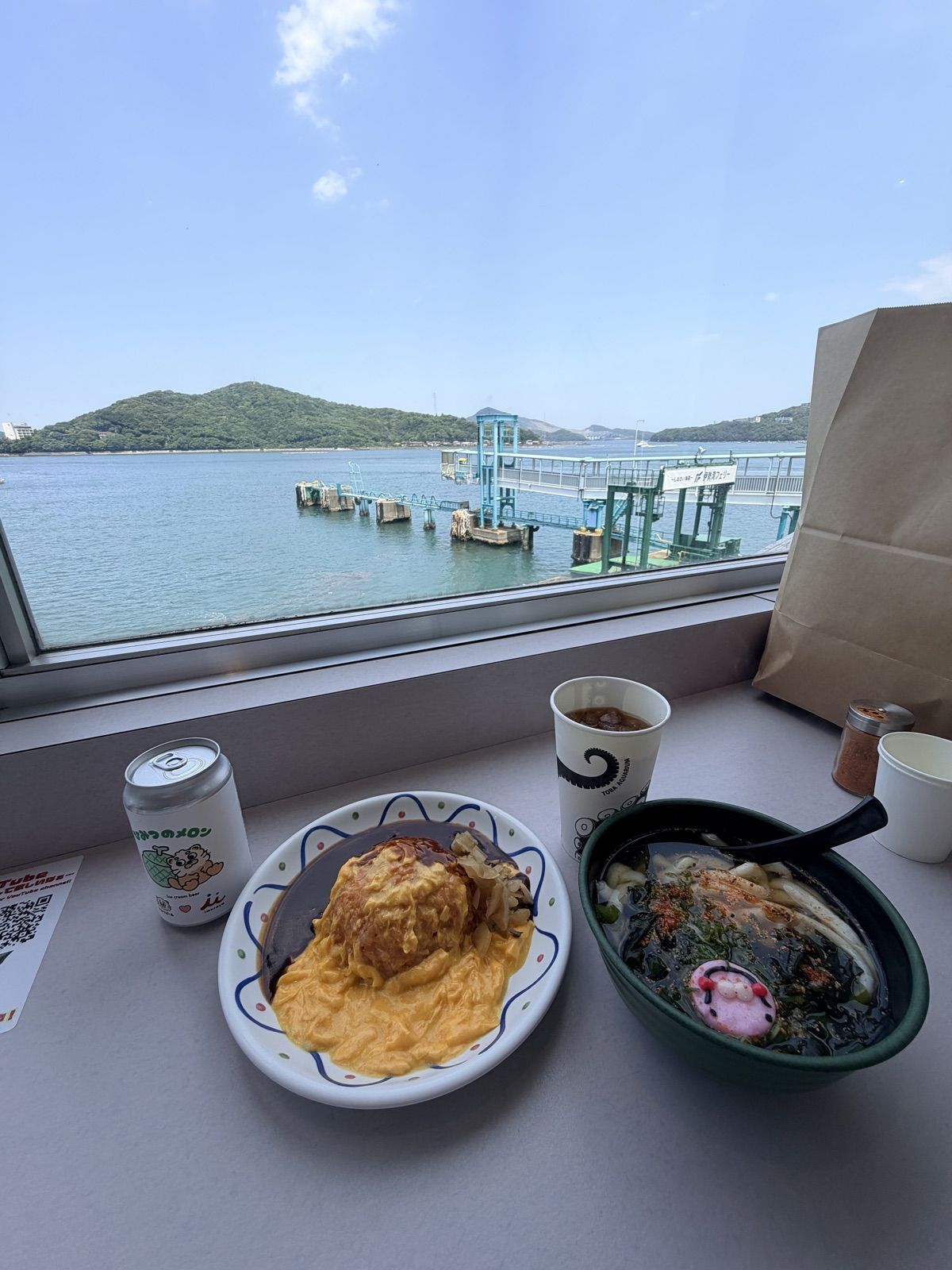 鳥羽水族館 Bayside 餐廳臨窗座位的餐點與鳥羽灣景色