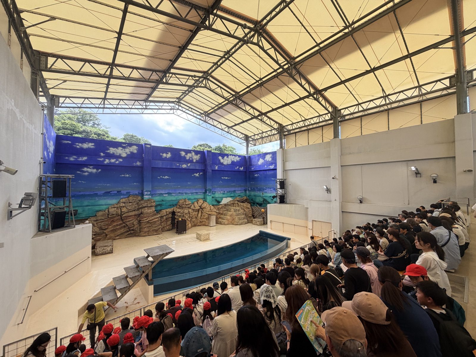 鳥羽水族館海獅表演場與入座觀賞的旅客