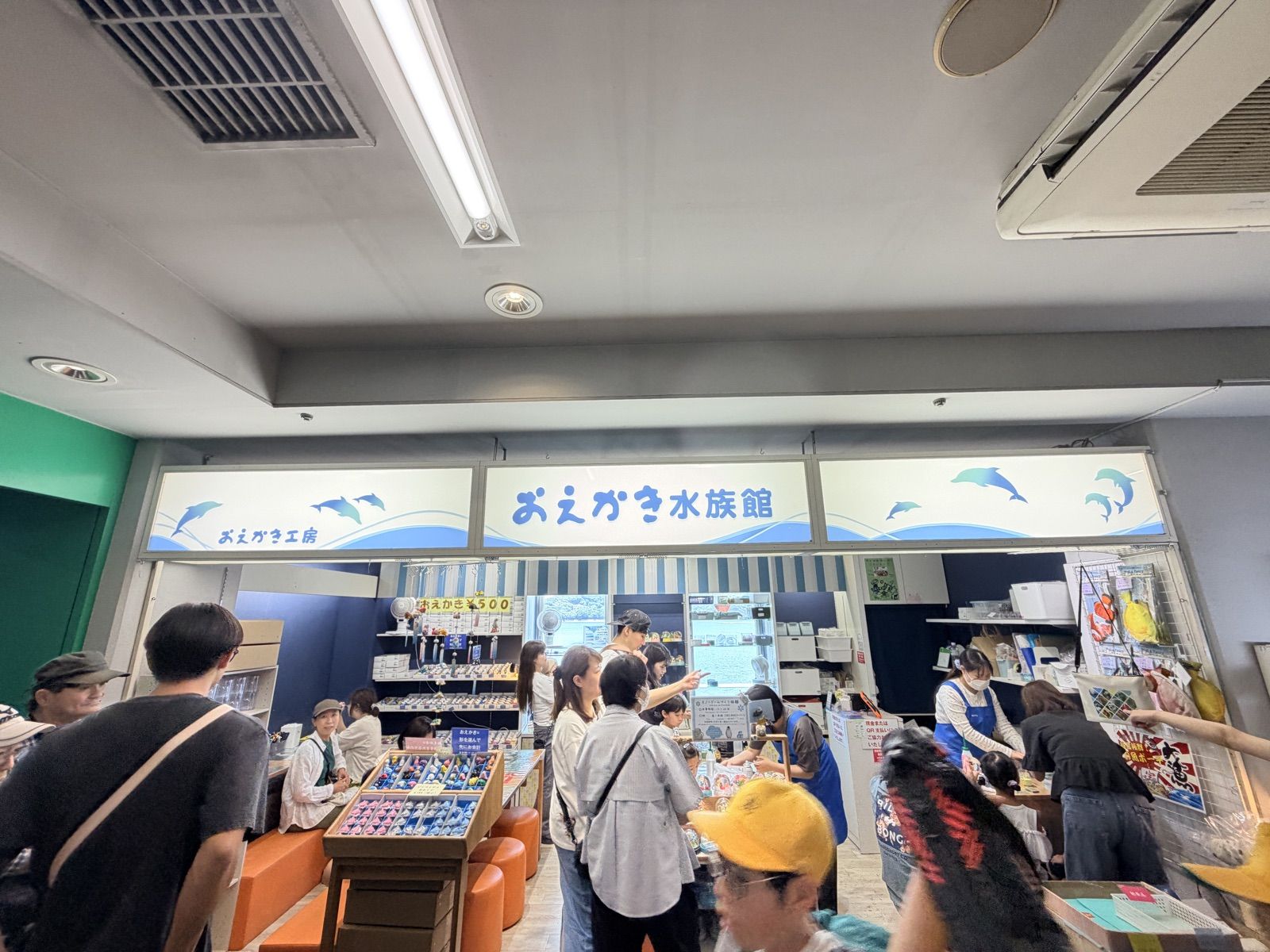 鳥羽水族館館內商店與選購紀念品的旅客