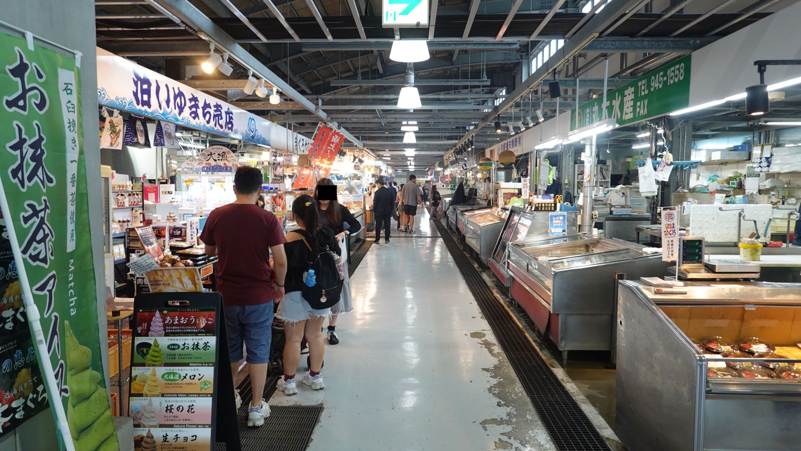 那霸泊いゆまち漁市場中央走道與賣店看板