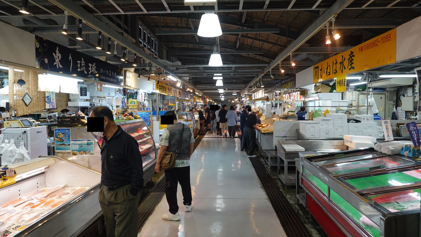 泊いゆまち鮮魚攤位與冷藏櫃走道
