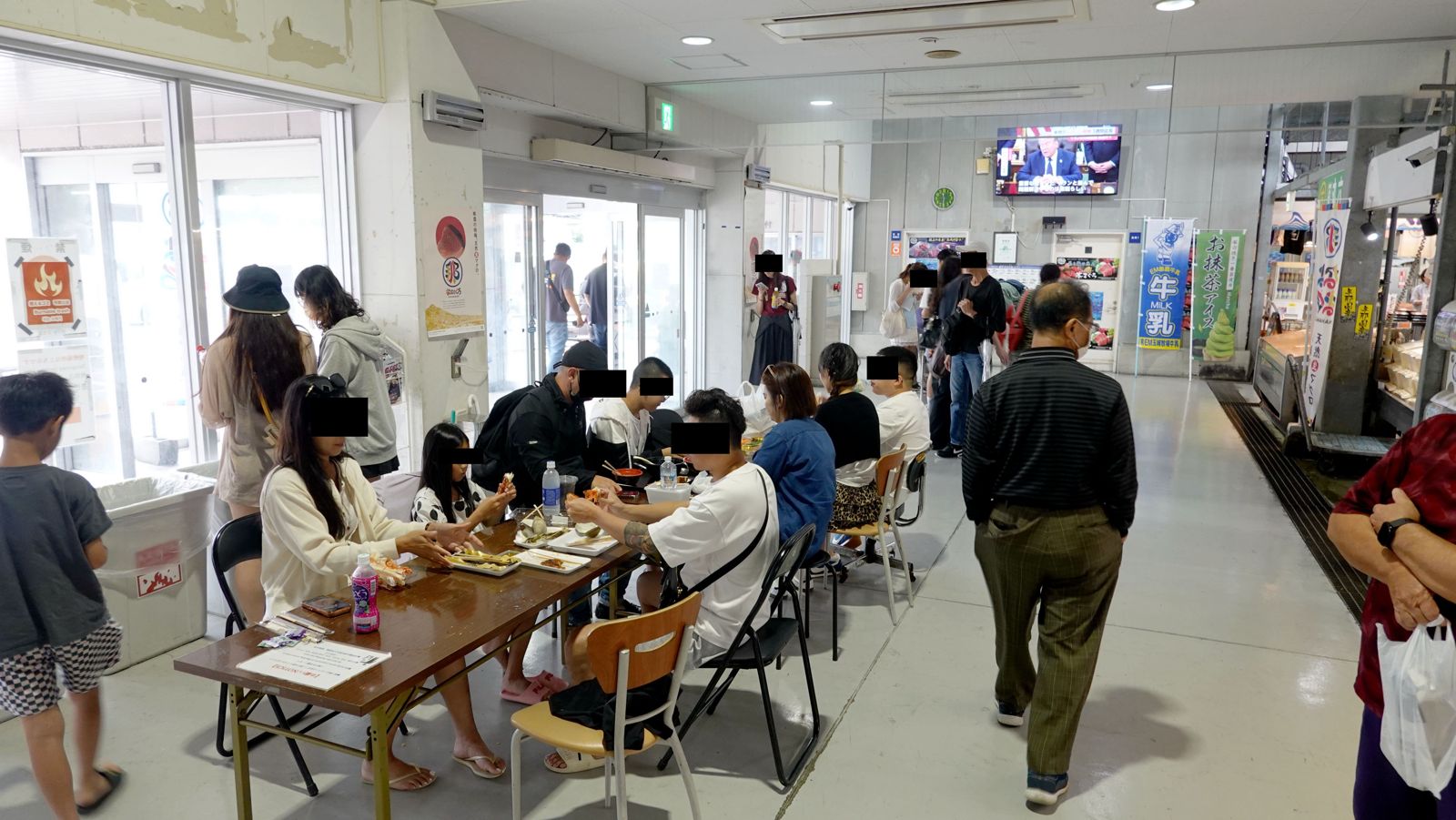 泊いゆまち場內共用食堂長桌用餐區