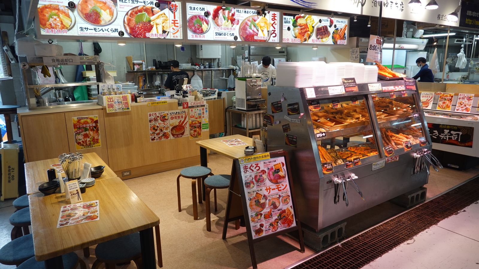 泊いゆまち海鮮丼櫃檯與菜單看板