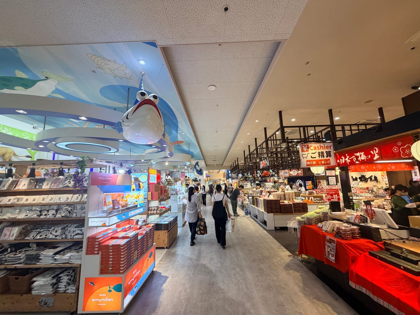 Toretore 市場大型鯨魚吊飾與寬敞市場走道