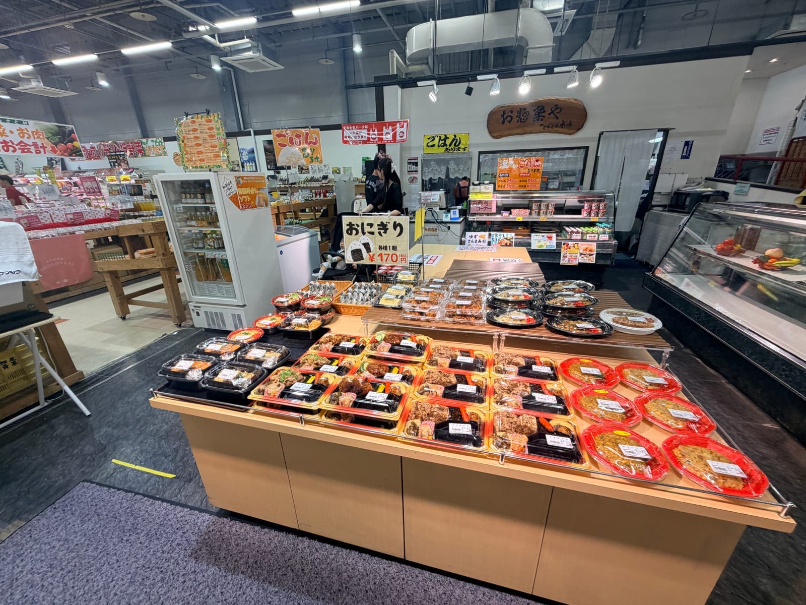 Toretore 市場鮮魚與包裝海鮮商品