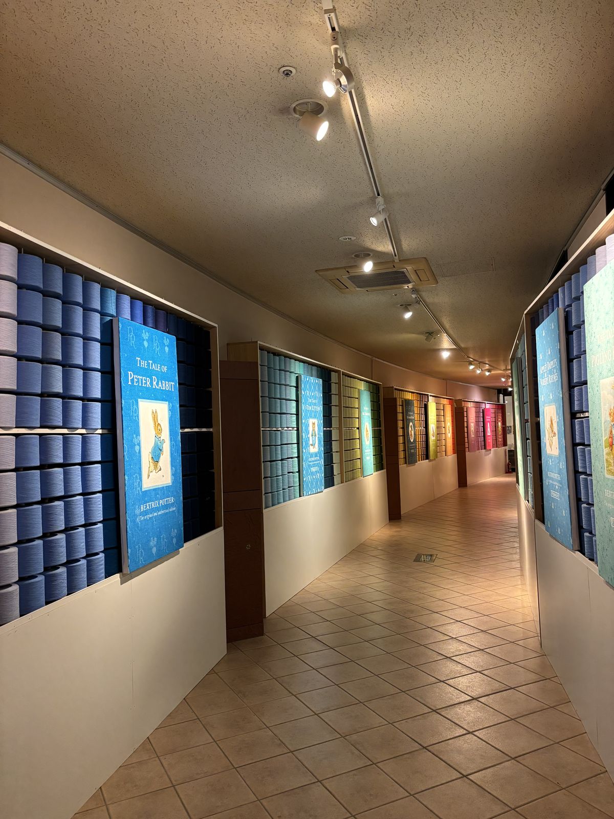 毛巾美術館藍色調藝術展示走廊