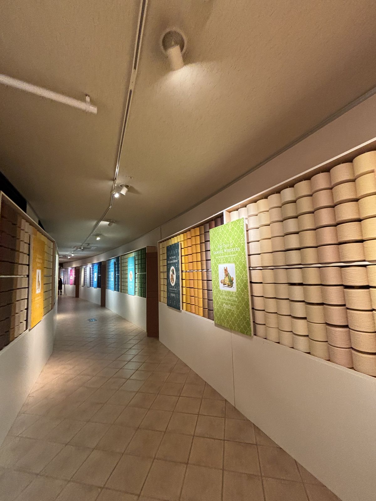 毛巾美術館彩色作品展示走廊