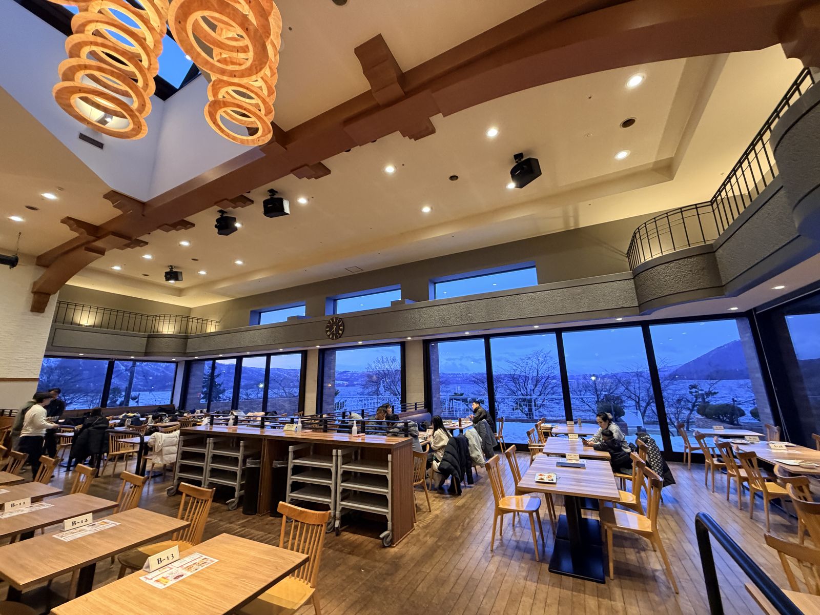 洞爺湖万世閣 buffet 餐廳湖景座位全景