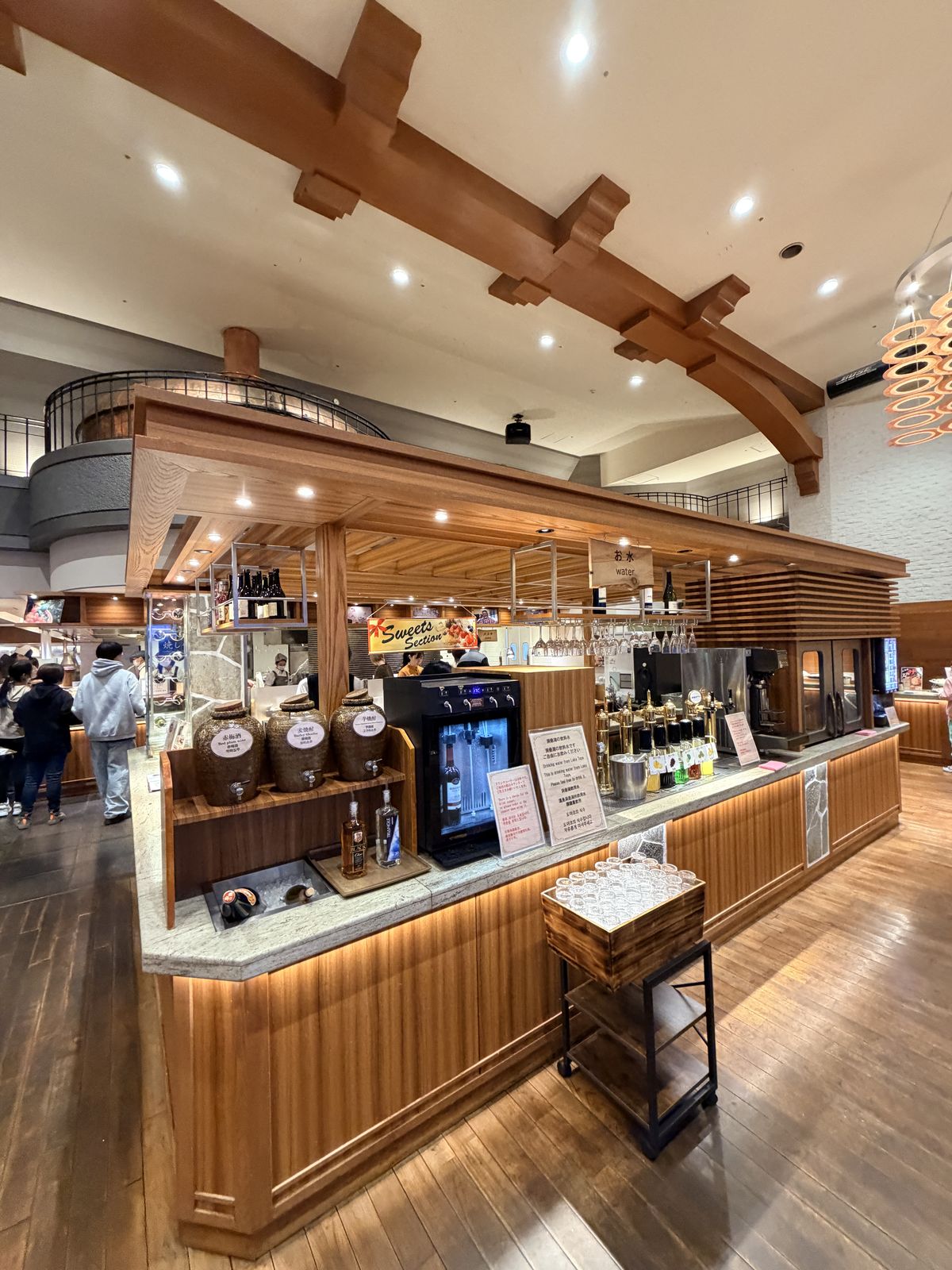 万世閣 buffet 飲料站與水杯架