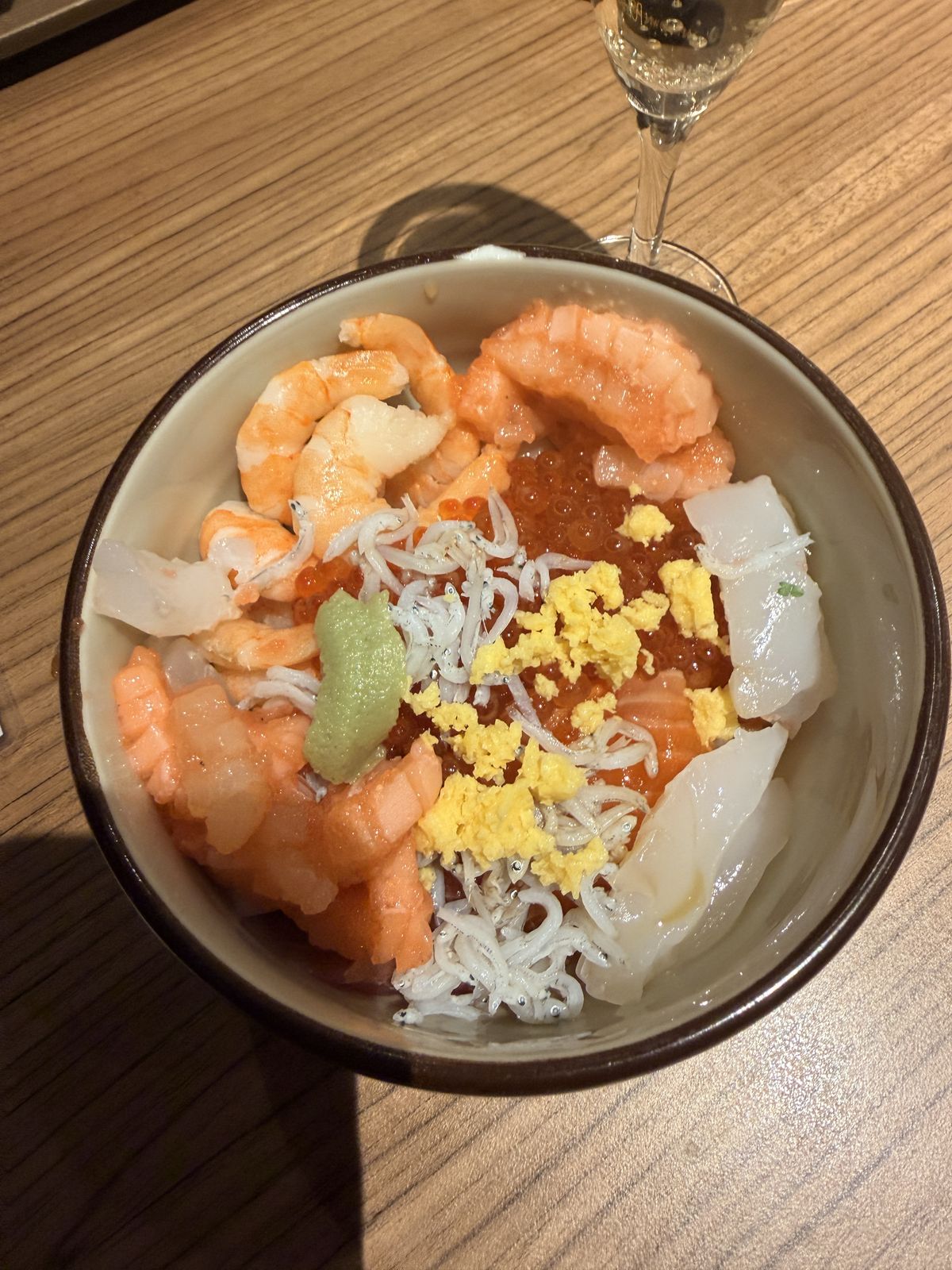 海鮮丼特寫鮭魚卵與刺身