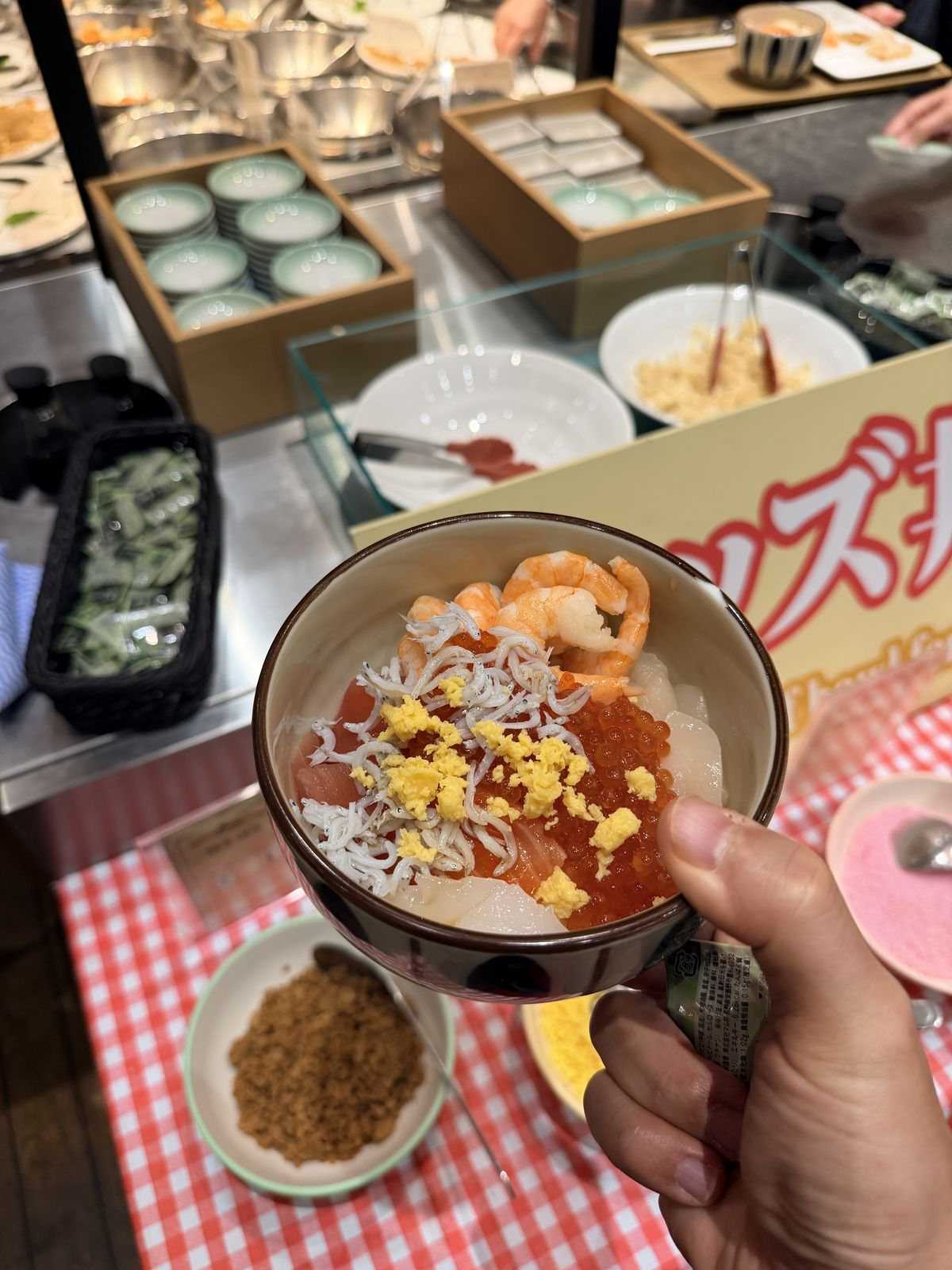 手持自組海鮮丼碗