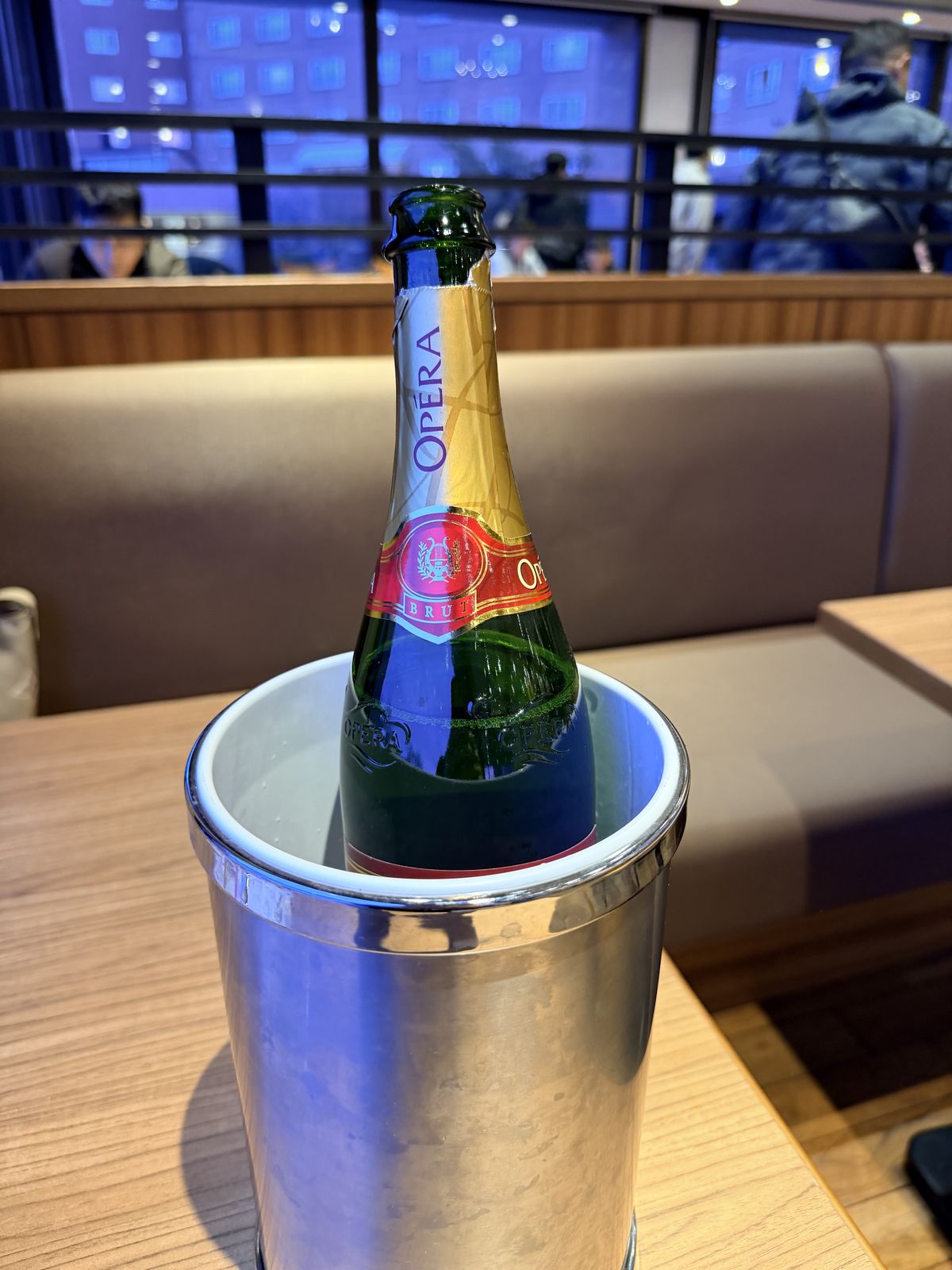 万世閣晚餐桌上冰桶與氣泡酒瓶