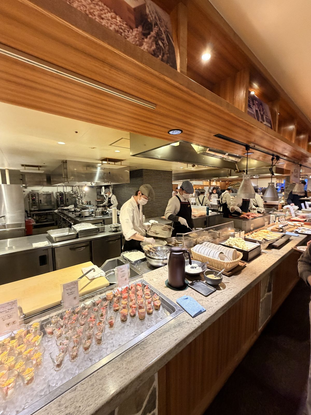 春季 buffet 開胃杯裝與廚房