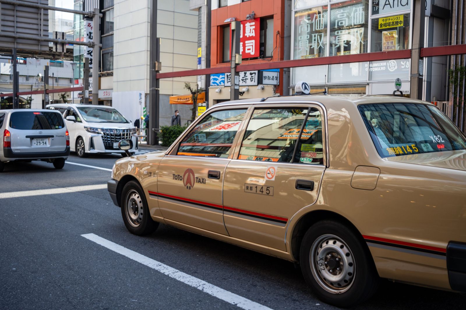 東京傳統米色房車計程車與車頭紅色空車標示