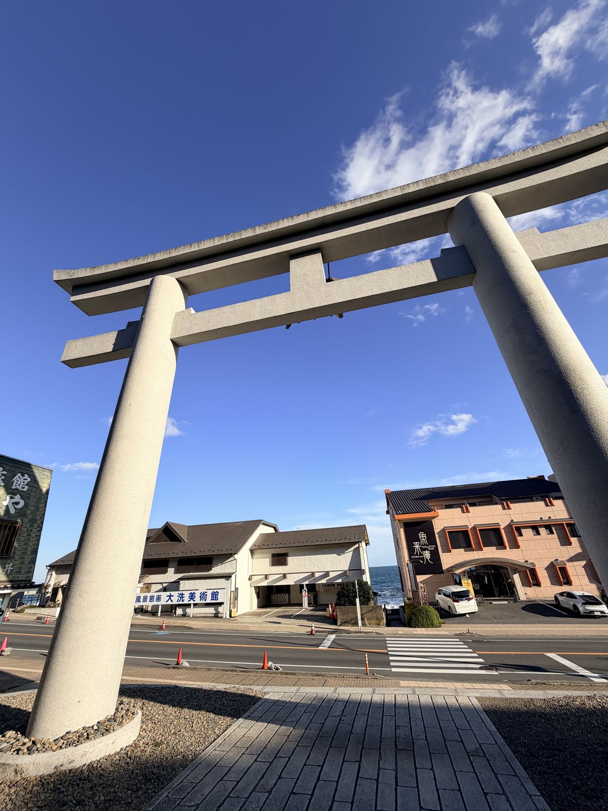 大洗磯前神社白色大鳥居仰望視角