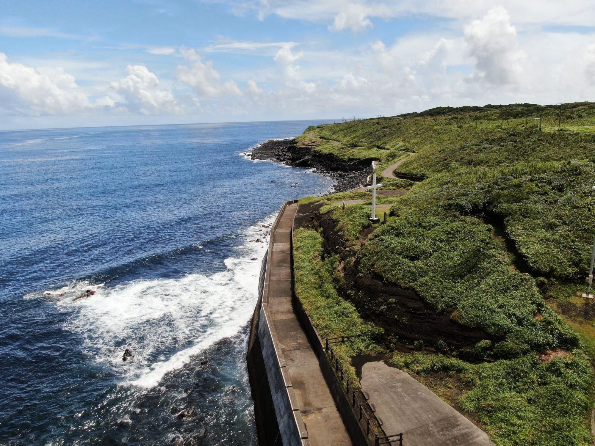 伊豆大島夏季火山島海岸與海風景色