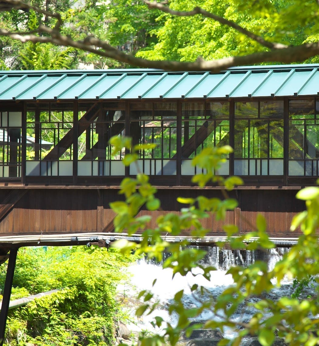 四萬溫泉夏季山間溫泉與溪流景色
