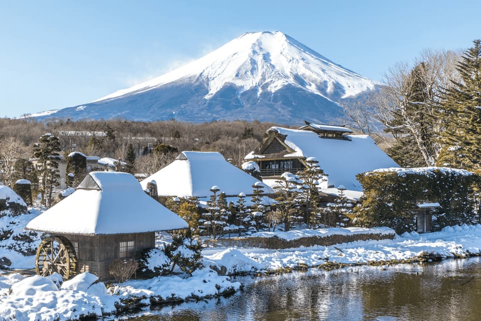 忍野八海雪景、茅草屋與富士山