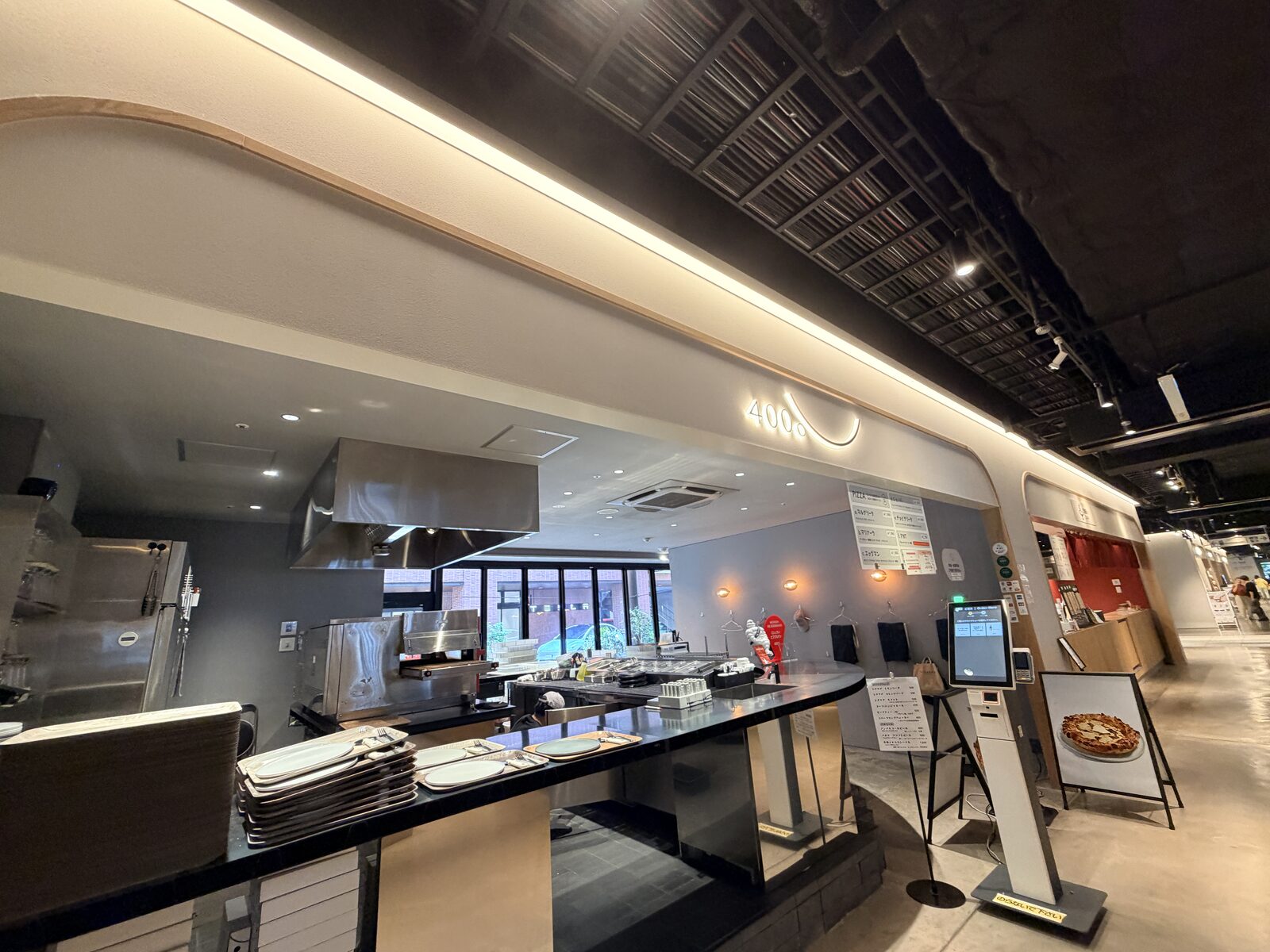 岡山 400℃ mori no machi 開放式披薩櫃位與發光店名招牌