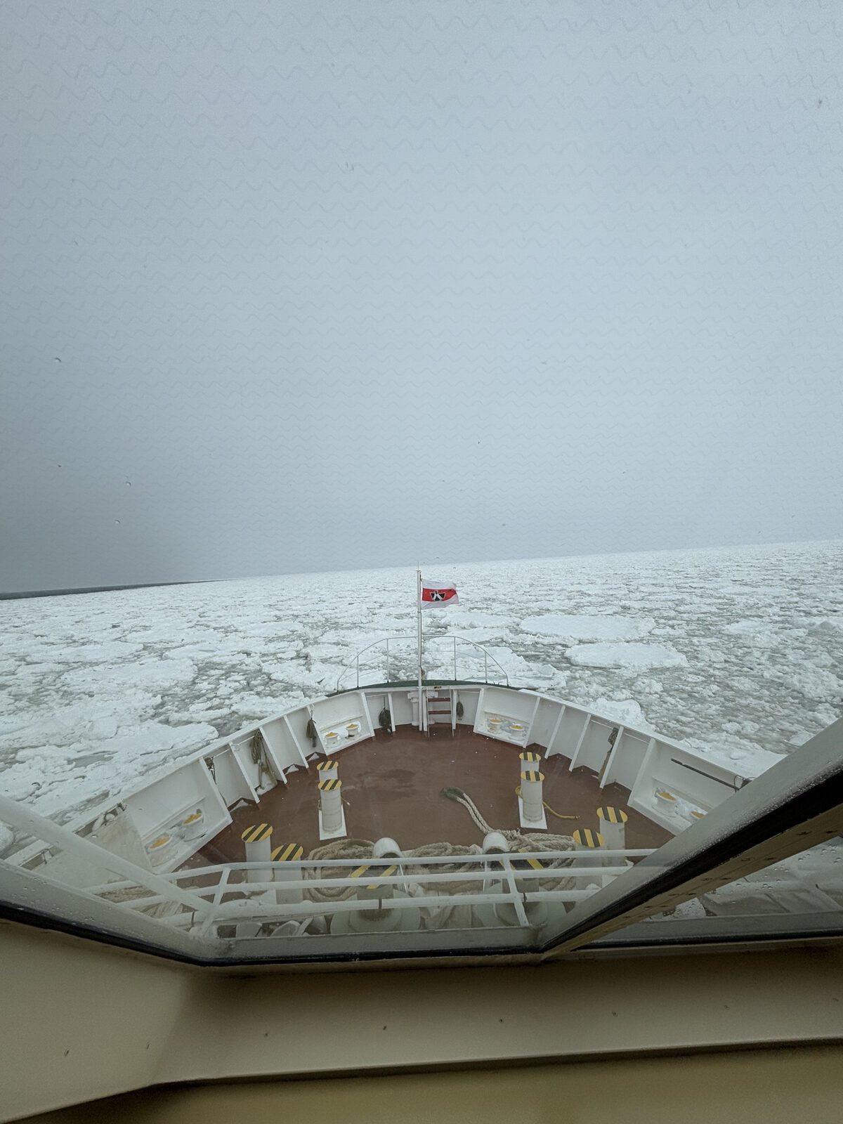 從 AURORA 船艙窗戶看船首駛入流冰海域