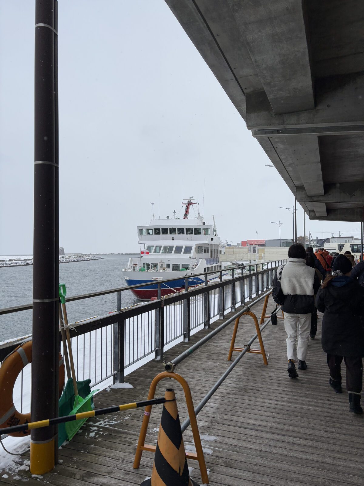 沿網走港登船通道走向 AURORA 流冰船