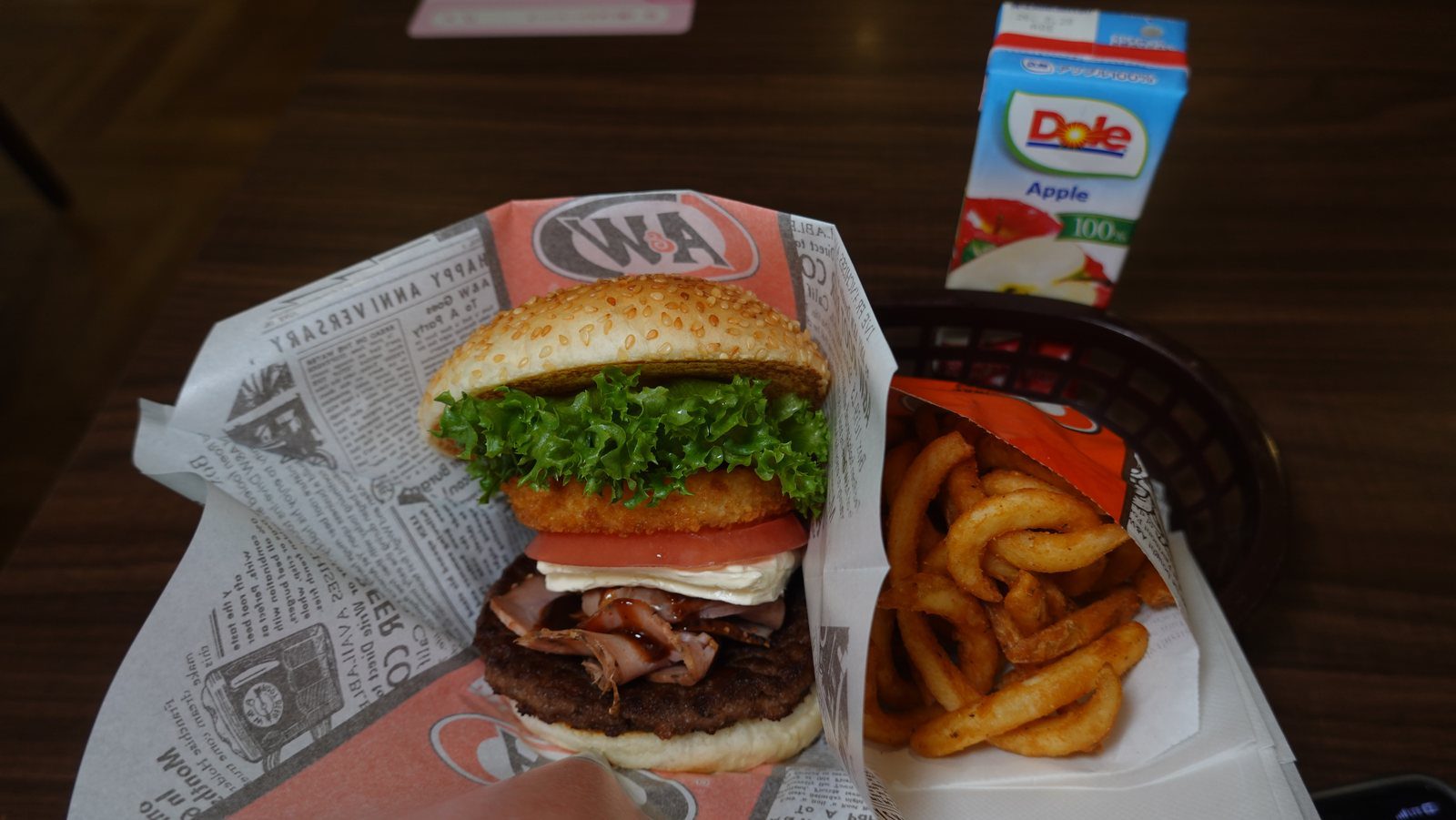 The A&W Burger 剖面與 Curly Fries、蘋果汁套餐