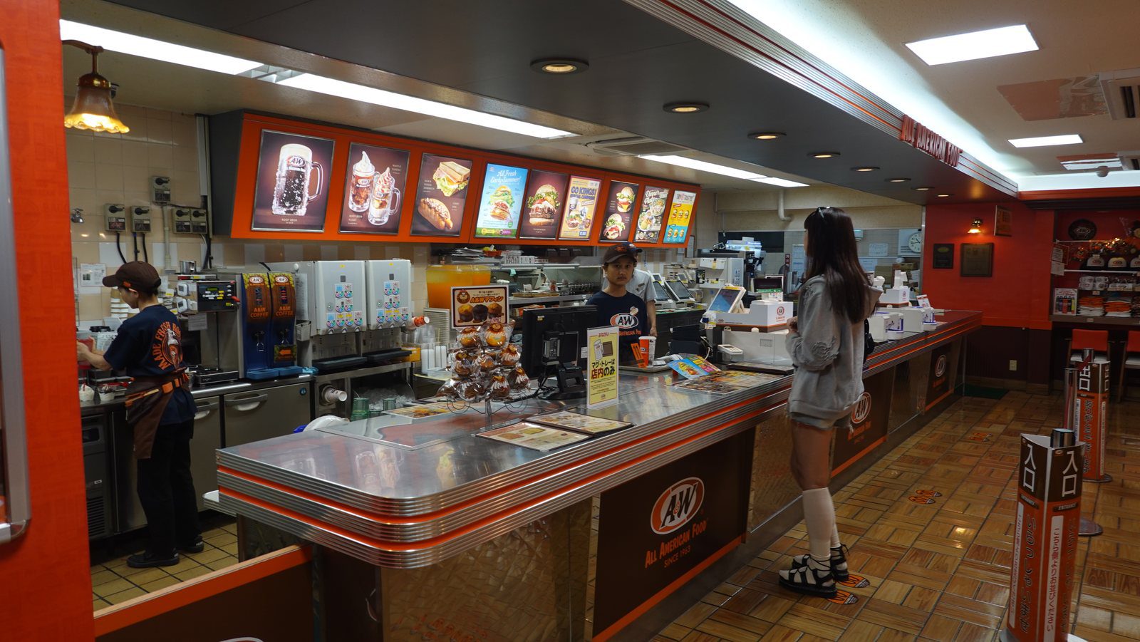 A&W 牧港店橘紅色點餐櫃台與開放式廚房