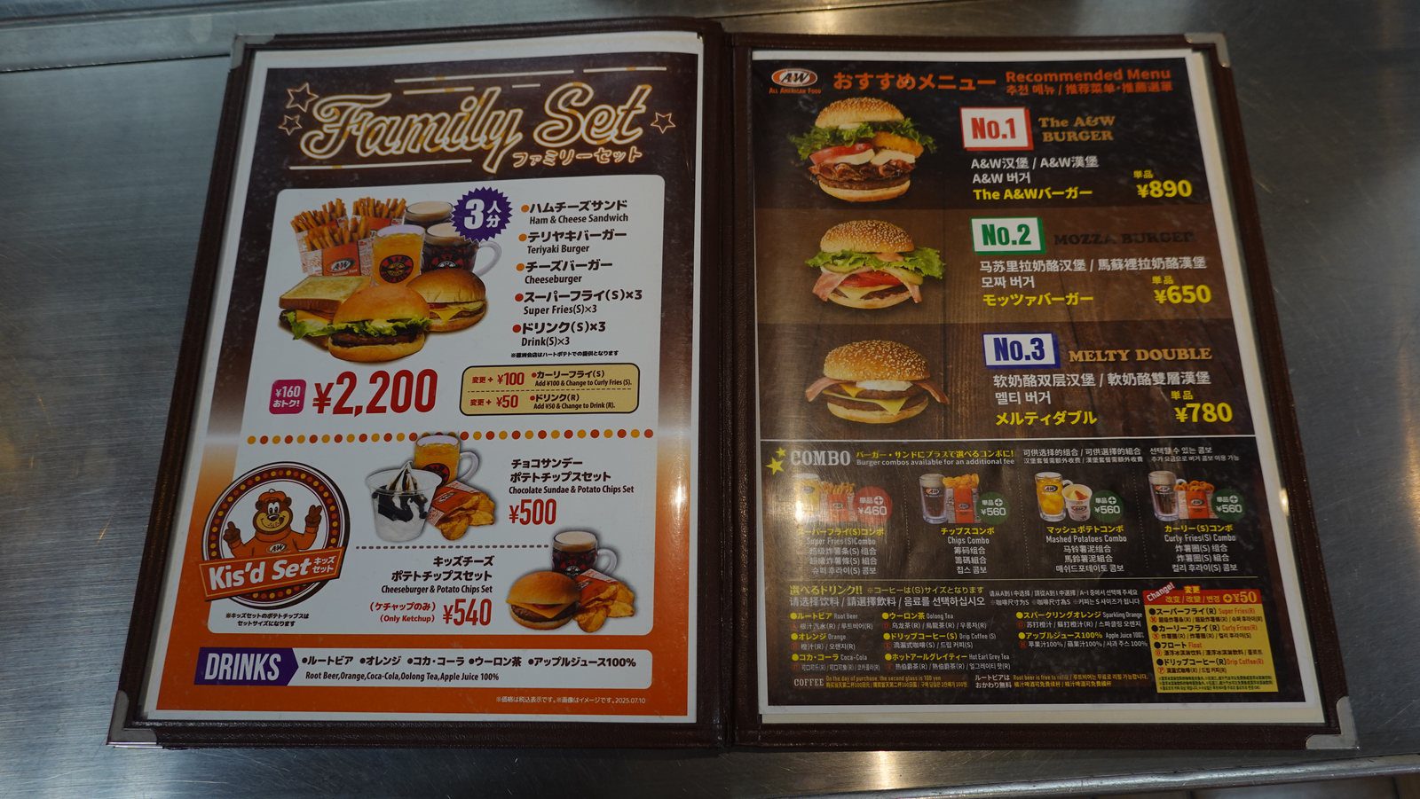 沖繩 A&W 牧港店夜間正面外觀與大型 Root Beer 復古看板