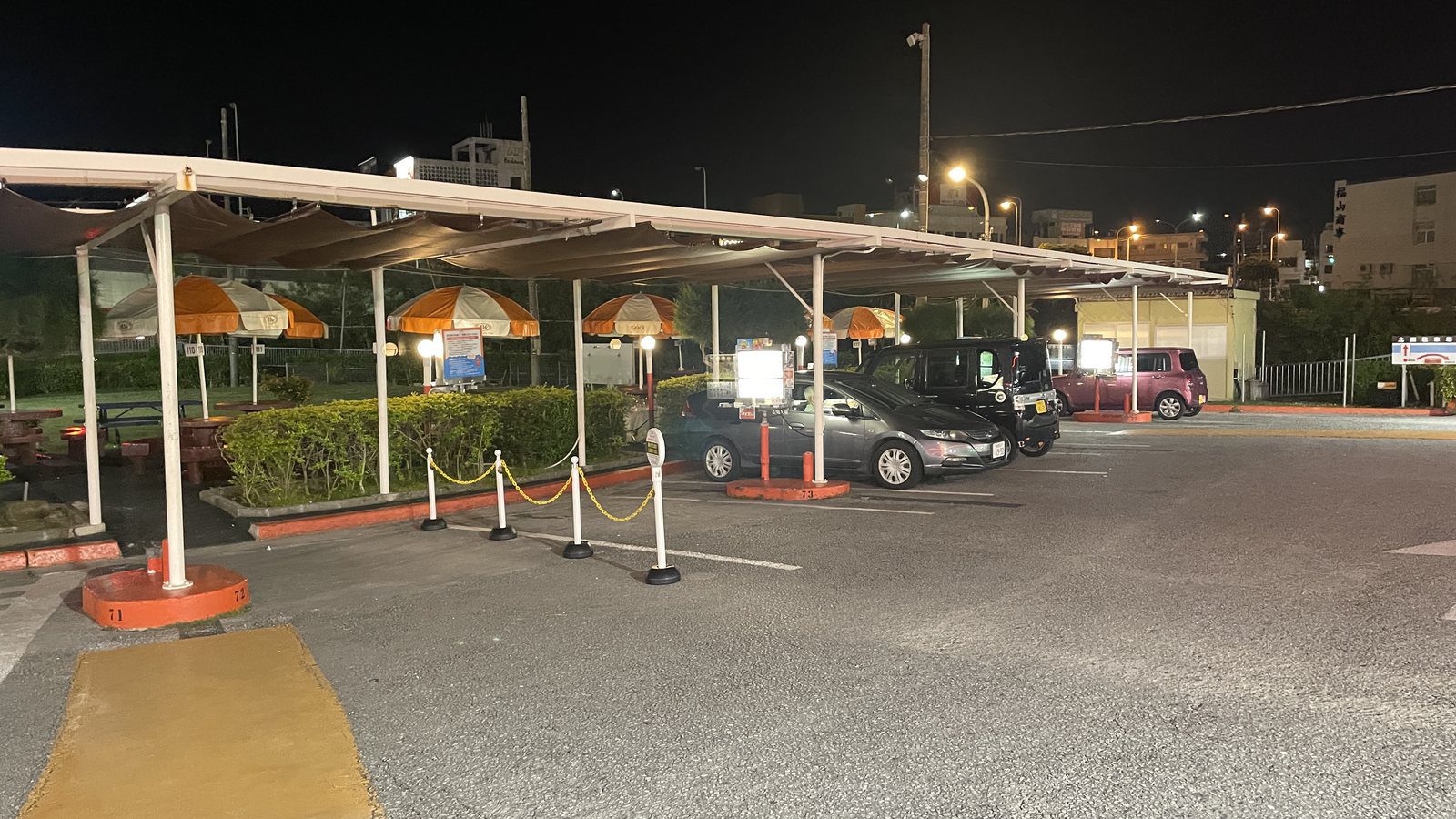 A&W 牧港店寬敞內用座位區與橘色餐椅