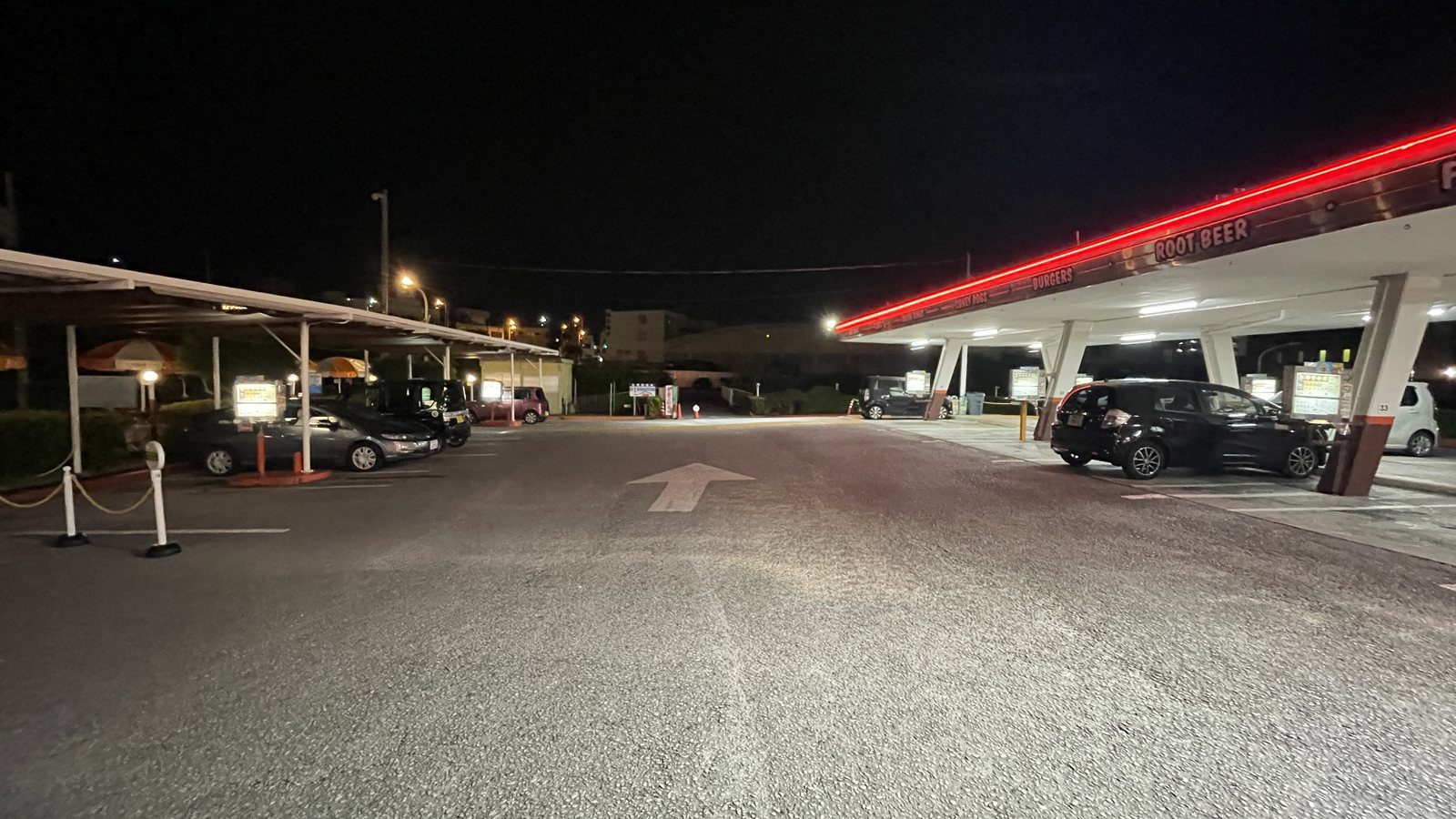 A&W 牧港店 Drive-in 有頂棚的編號停車格與停放車輛