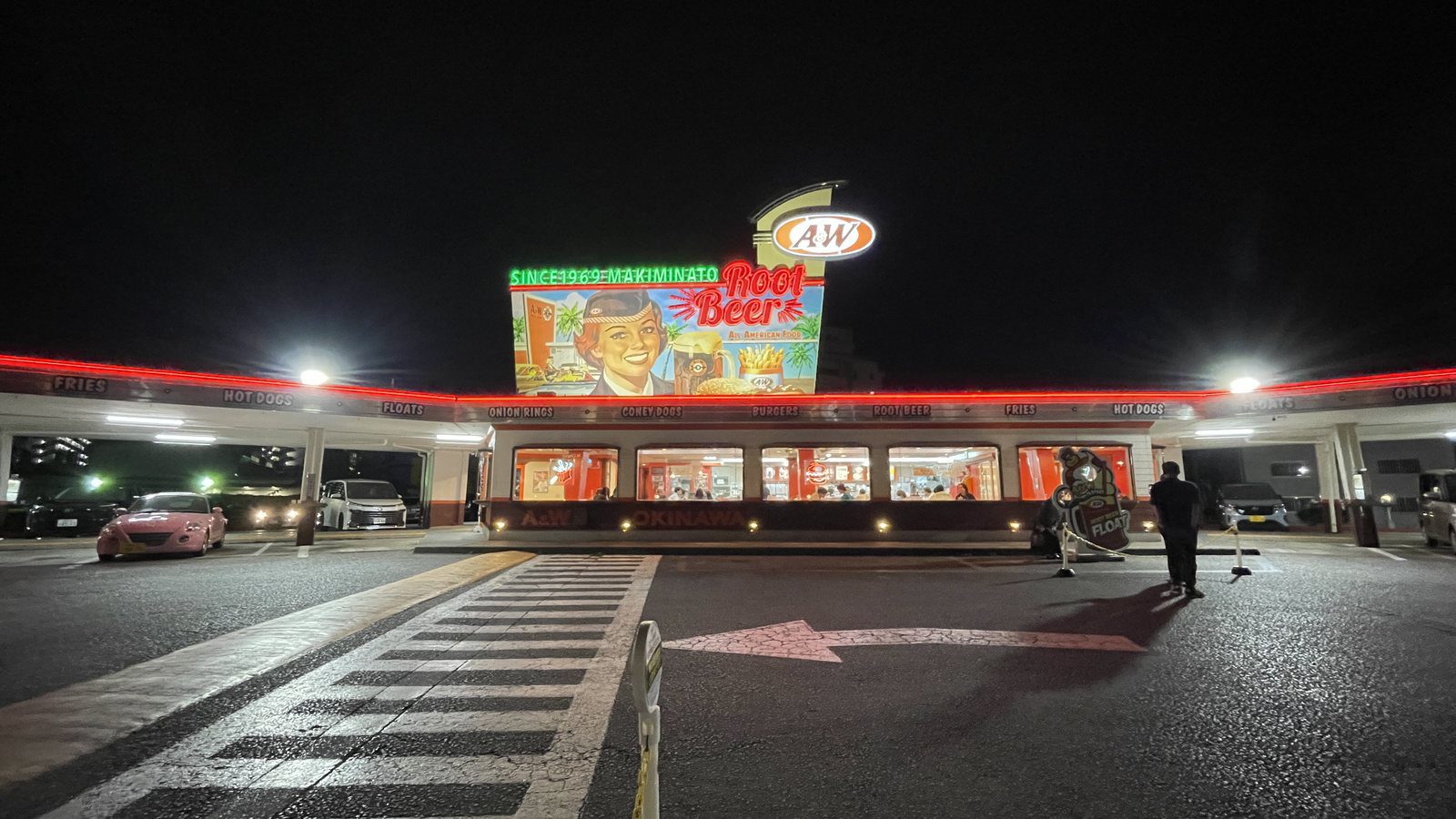 A&W 牧港店正面夜景、停車場箭頭與 Root Beer 大型招牌