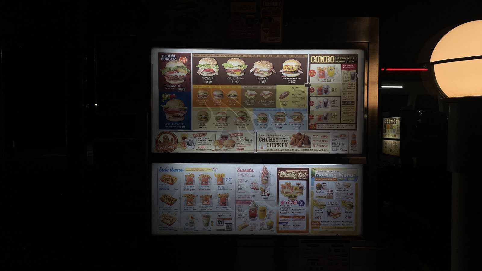 A&W 牧港店 Drive-in 33 號車位旁的發光點餐菜單機