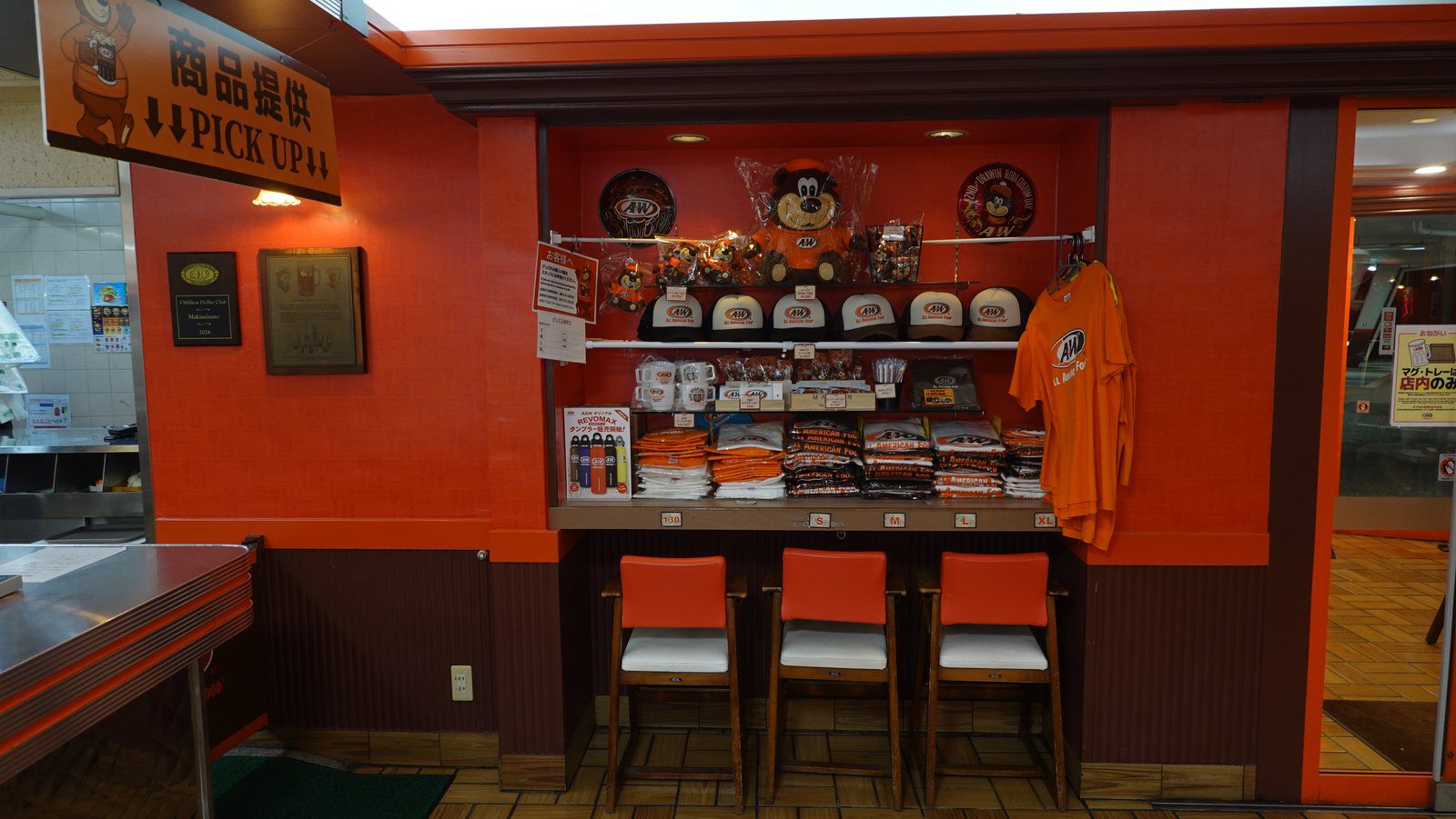 A&W 牧港店牆邊座位與 Rooty 熊收藏展示