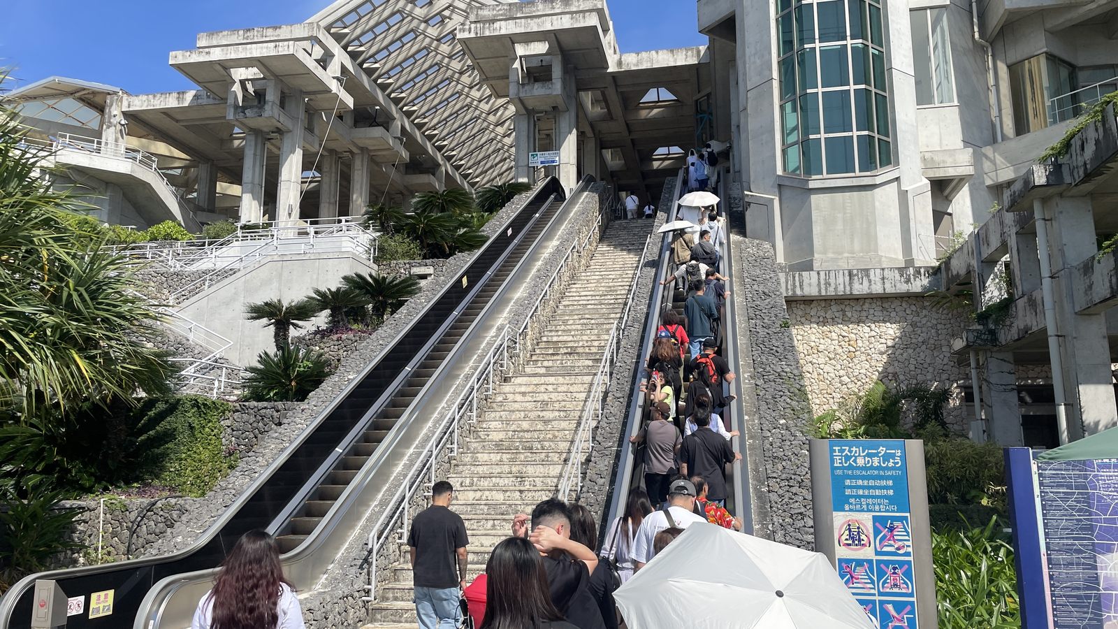 通往沖繩美麗海水族館的戶外電扶梯