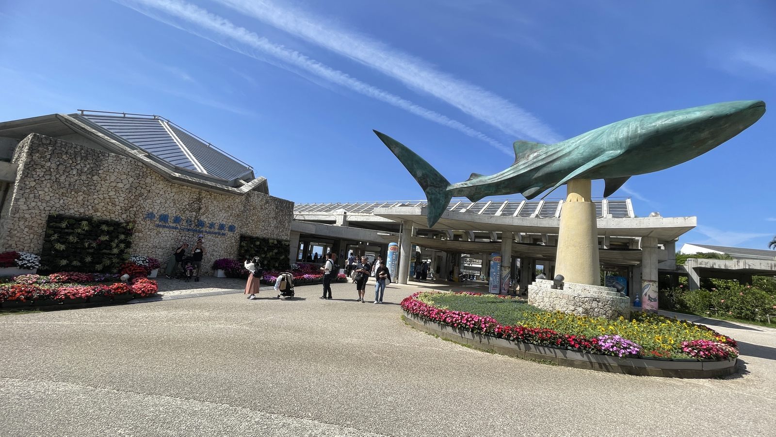 沖繩美麗海水族館入口前的鯨鯊模型