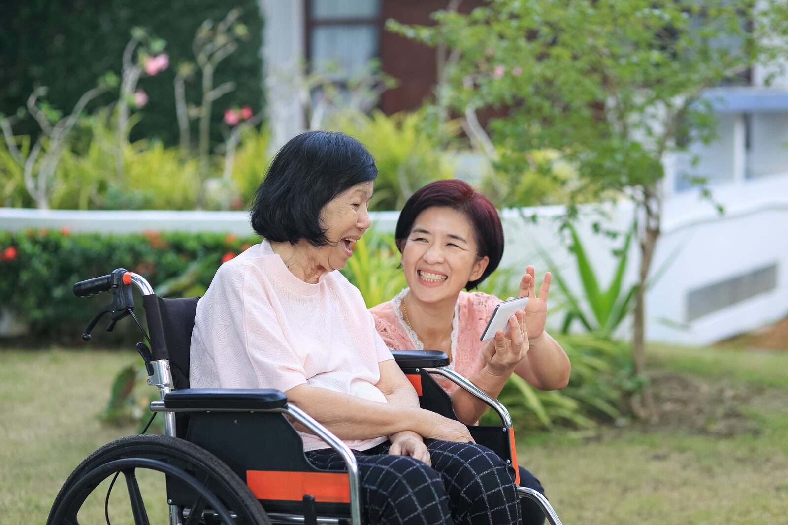 女兒陪坐輪椅的媽媽安排日本旅遊