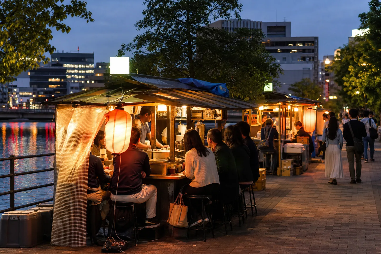 福岡河畔屋台夜間用餐情境示意圖