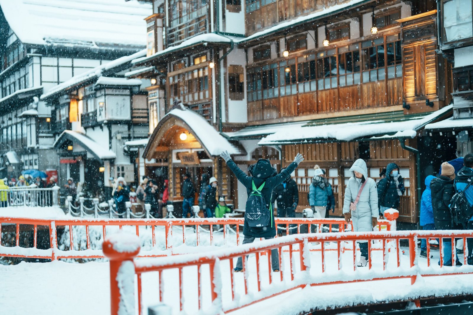 降雪中的銀山溫泉紅橋與木造旅館
